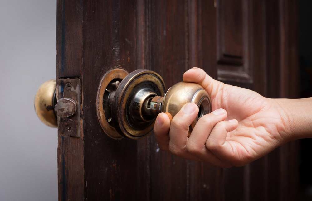 Cerrajería, carpintería, herrajes… ¿nos cubre el seguro de hogar la rotura de una puerta?