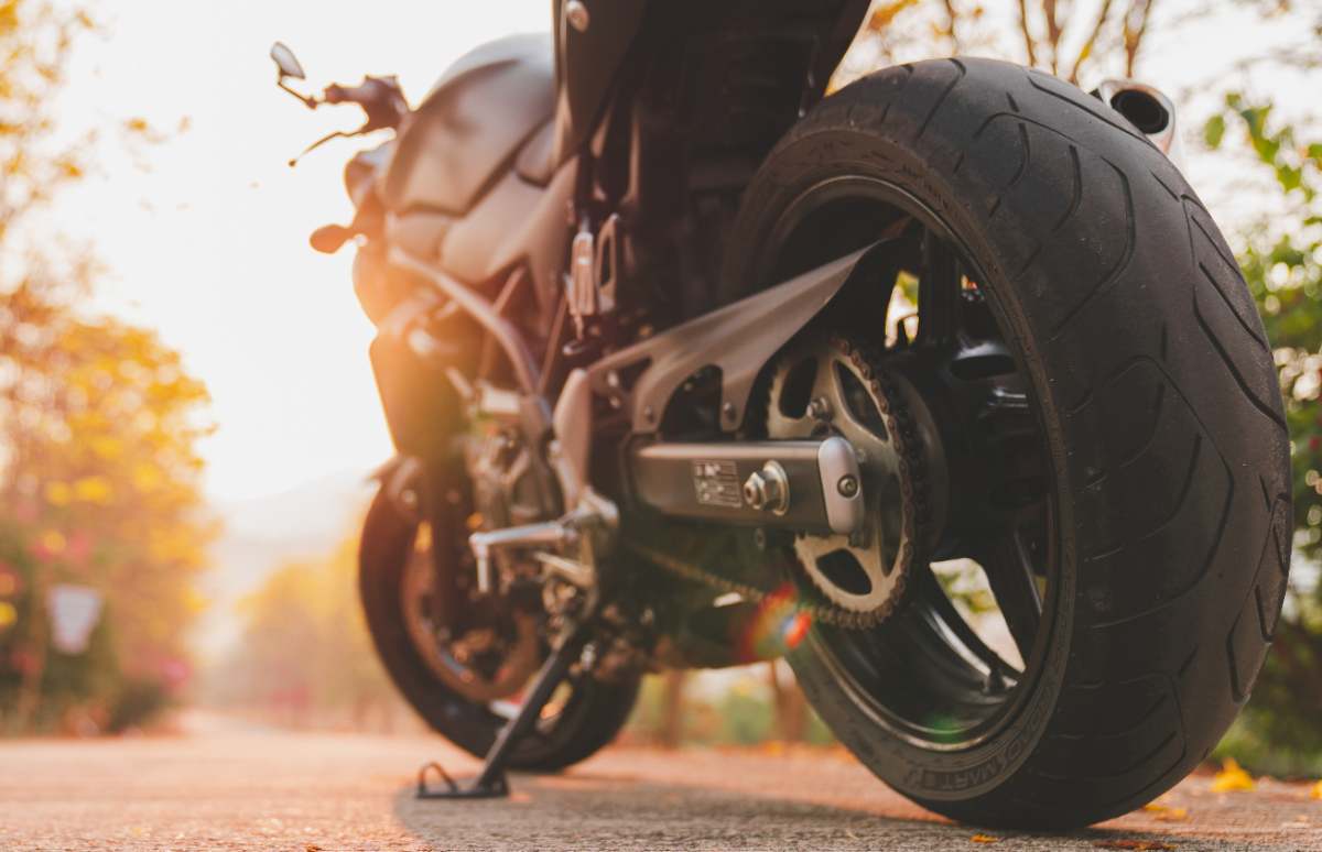 Las motos también tienen etiqueta medioambiental aunque no se vean muchas con ella colocada. Te contamos todo lo que hay que saber sobre ellas.