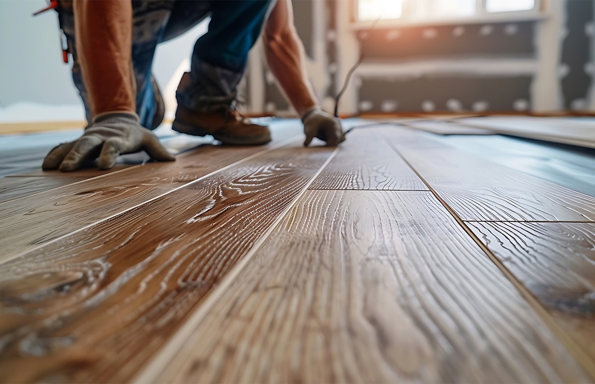 Operario reparando un suelo