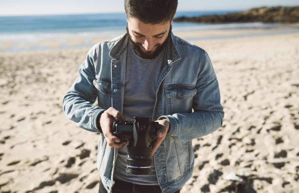 Por fin te has decidido y has invertido en una cámara réflex. Las fotografías que podrás tomar con ella serán increíbles. Pero ¿si buscando el ángulo perfecto se te cae? ¿No crees que interesa tener un seguro que pueda ayudarte si ocurriera?