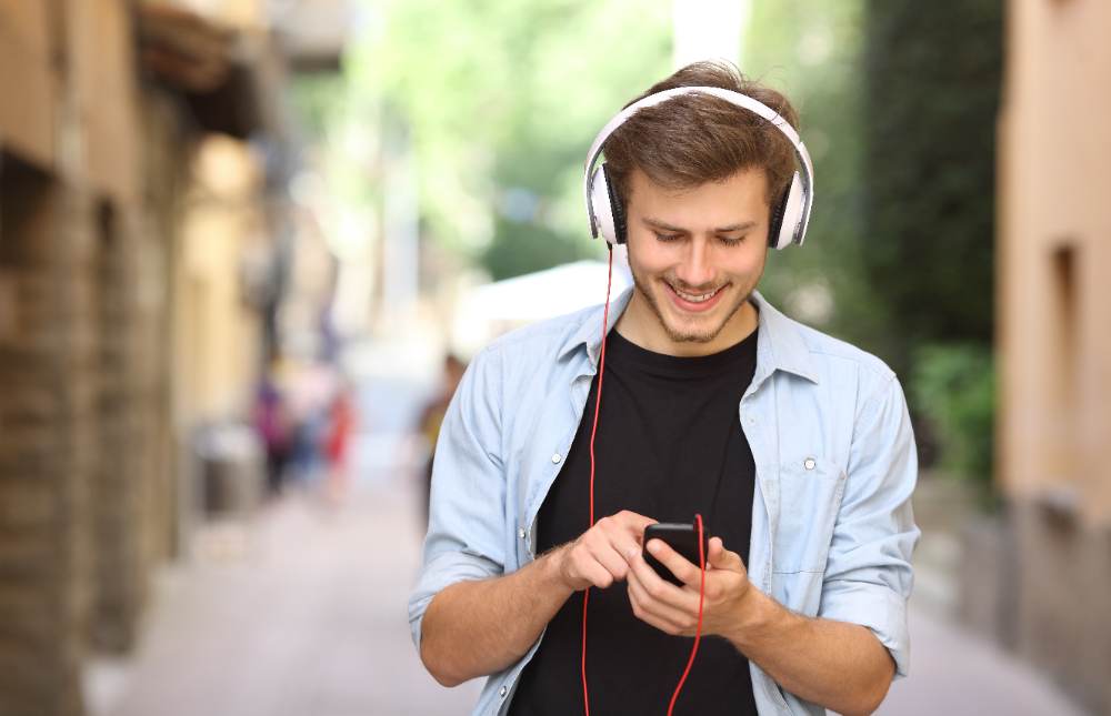 Hay cosas electrónicas que son bastante delicadas y los auriculares son una de ellas. Por su tamaño, son susceptibles de caérsenos de las orejas y dañarse. Un seguro puede ayudarte con estas situaciones. 