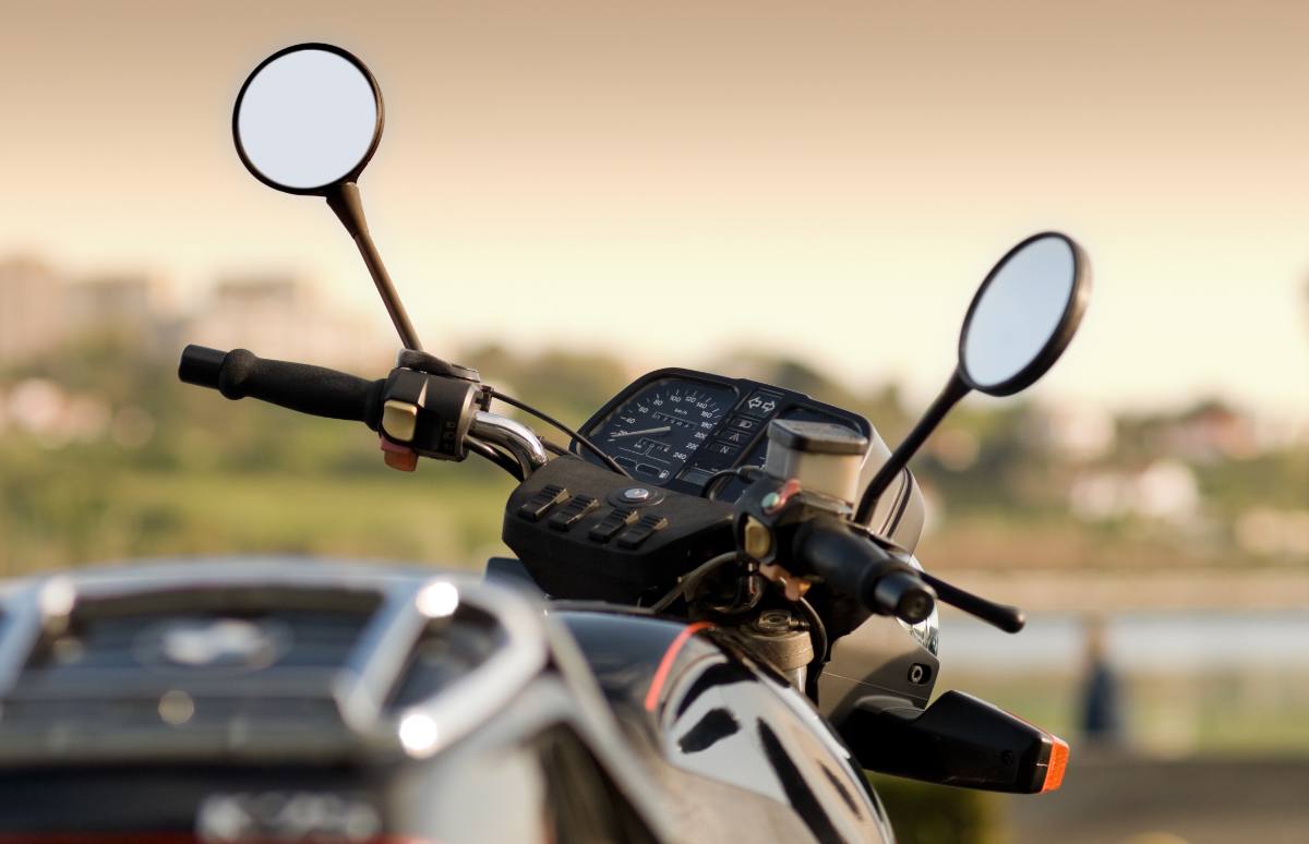 ¿Sabes si la ley te obliga a llevar dos retrovisores en tu motocicleta? Te contamos todo lo que necesitas saber.