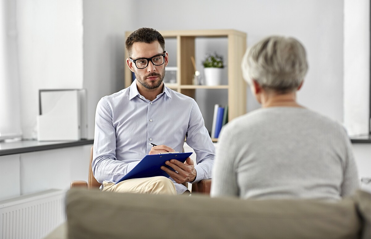Psicólogo escuchando a una paciente