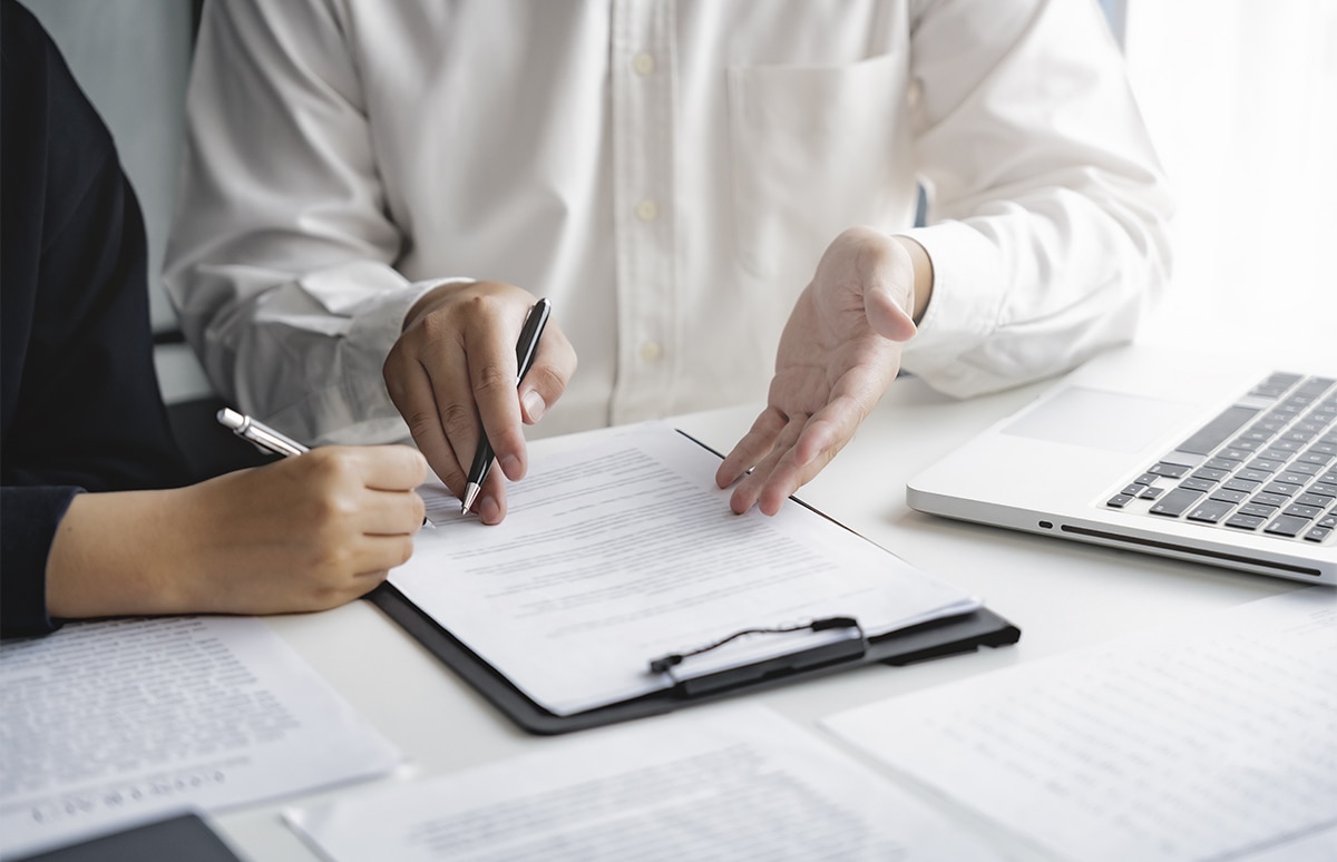 Asesor explicando coberturas a un propietario