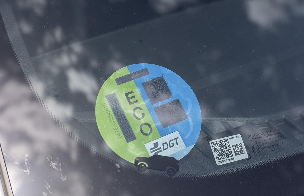 Etiqueta ECO en el parabrisas de un vehículo