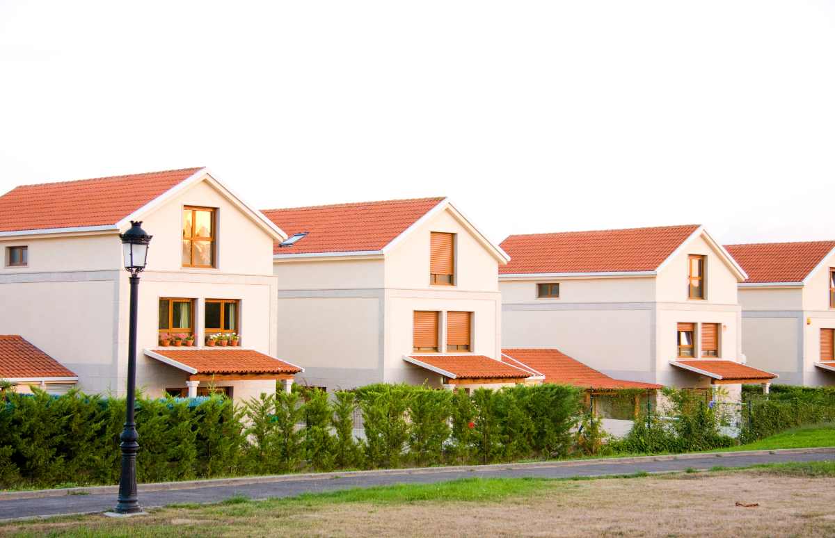 El mundo de la construcción se está renovando y buena muestra de ello son la diversidad de construcciones que se están realizando. Si has encargado una casa prefabricada o una de madera, ¿necesitarás un seguro diferente para ella?