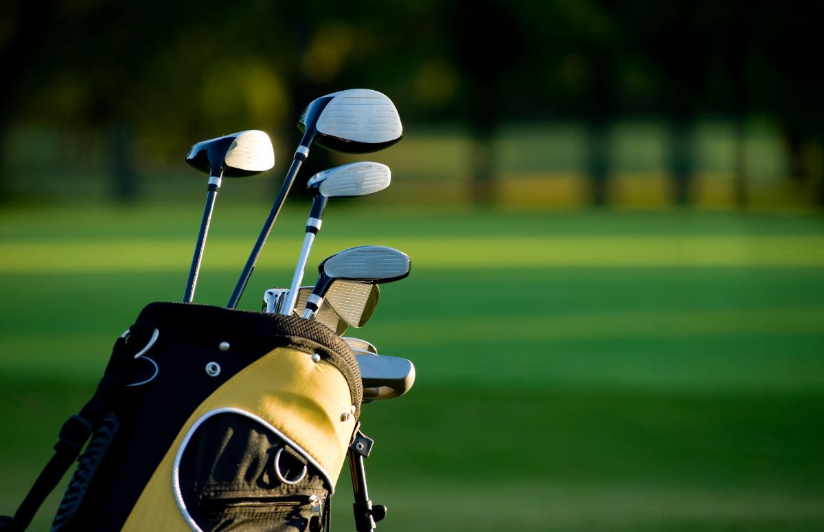 Todos sabemos lo que cuesta una buena equipación de golf, así que si quieres proteger tus palos nuevos o alguno de tus accesorios, no dudes en asegurarlos para dar tu mejor golpe.
