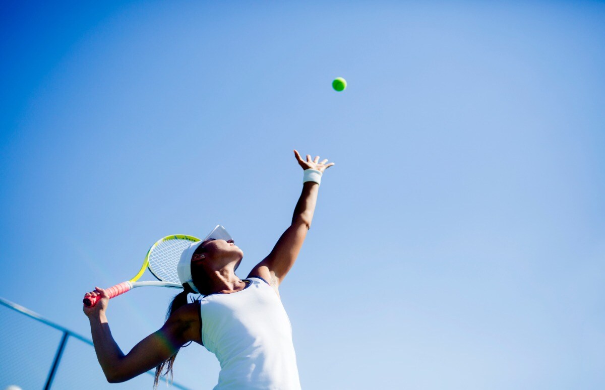 Una raqueta de tenis puede dañarse por algún incidente y si la tienes asegurada, tendrás la tranquilidad de saber que podrás seguir jugando gracias a la póliza que la cubre.