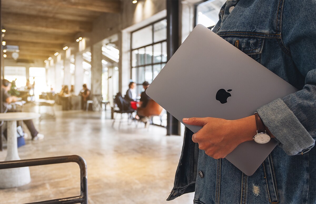 MacBook en manos de una joven