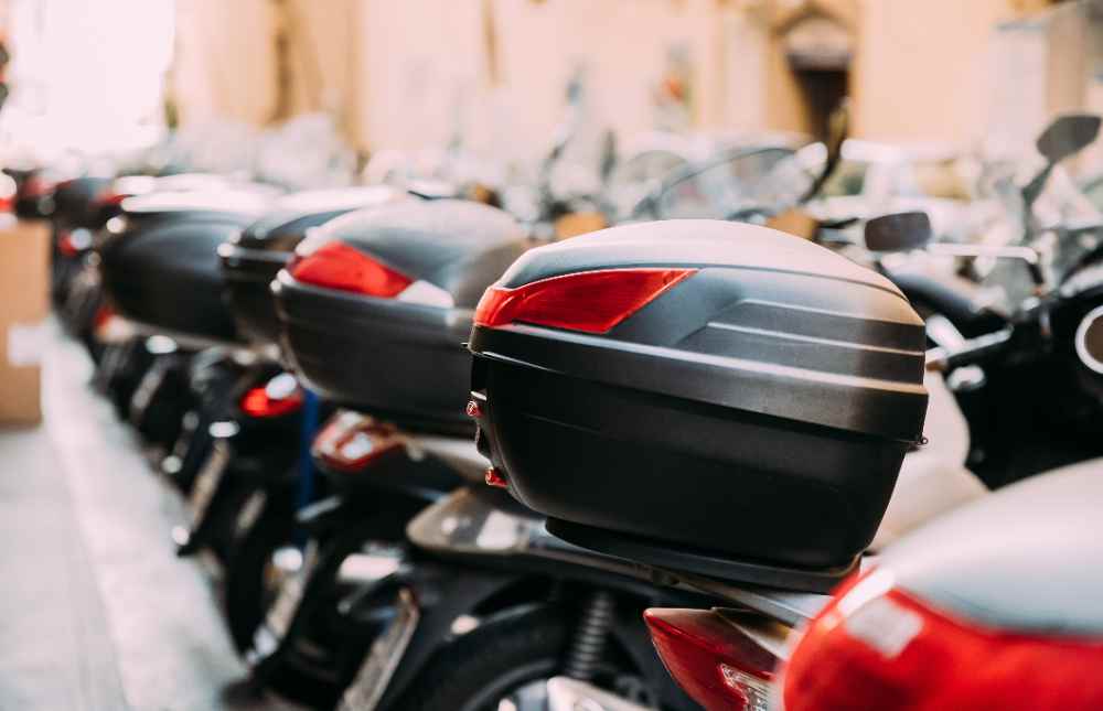 En el mercado podemos encontrar una gran variedad de accesorios para nuestra moto. Una muy demandada son los baúles o maletas, para aquellos a los que les gusta viajar sobre dos ruedas. Te ayudamos a elegirlos.