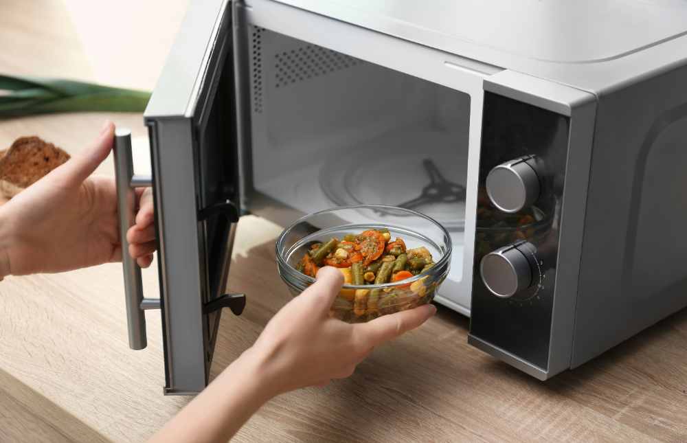 ¿Quién se imagina ya una cocina sin microondas? Encastrados, sobre la encimera... el caso es que tienen un papel fundamental en nuestro día a día. ¿Tienes un seguro para él?