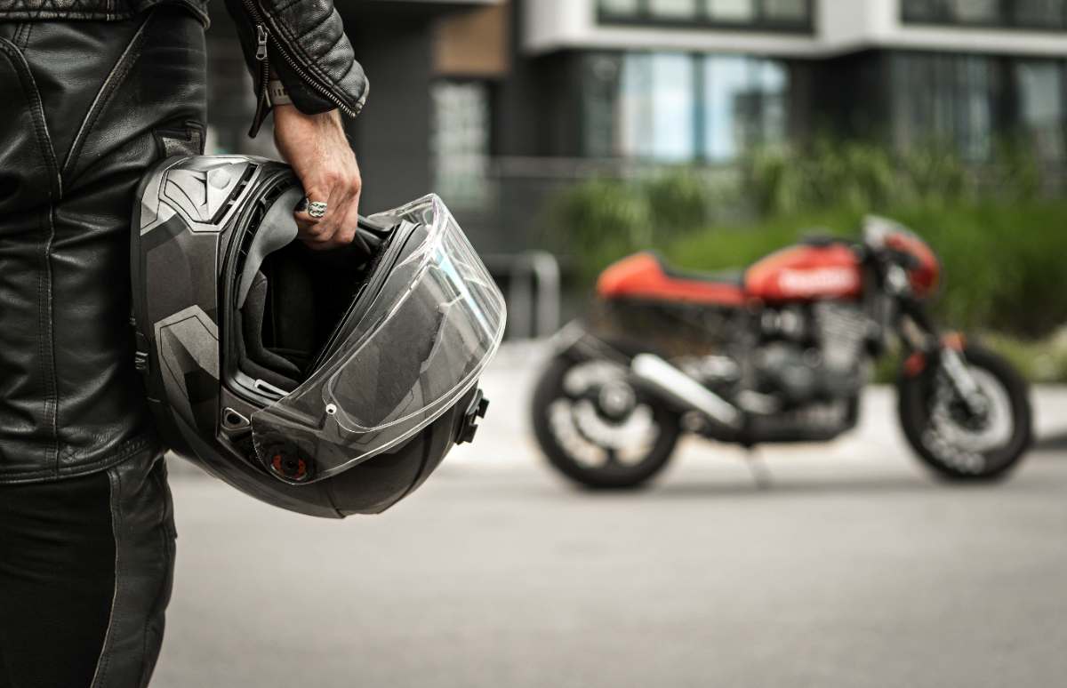 Un elemento de seguridad de vital importancia cuando circulamos en moto es el casco. Protégelo y cuida de él para que haga lo mismo por ti.