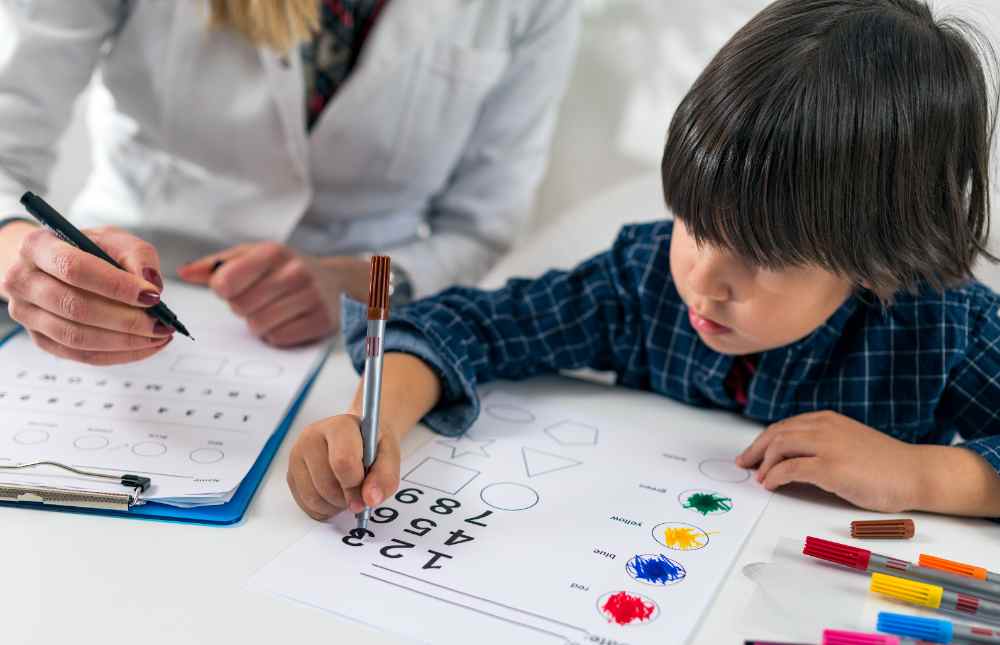 Los niños tienen un mundo interior que a veces no muestran. Acoso escolar, adicción a las pantallas, o signos de cocientes intelectuales muy altos, entre otros, son algunos casos que podrías consultar con un psicólogo. 