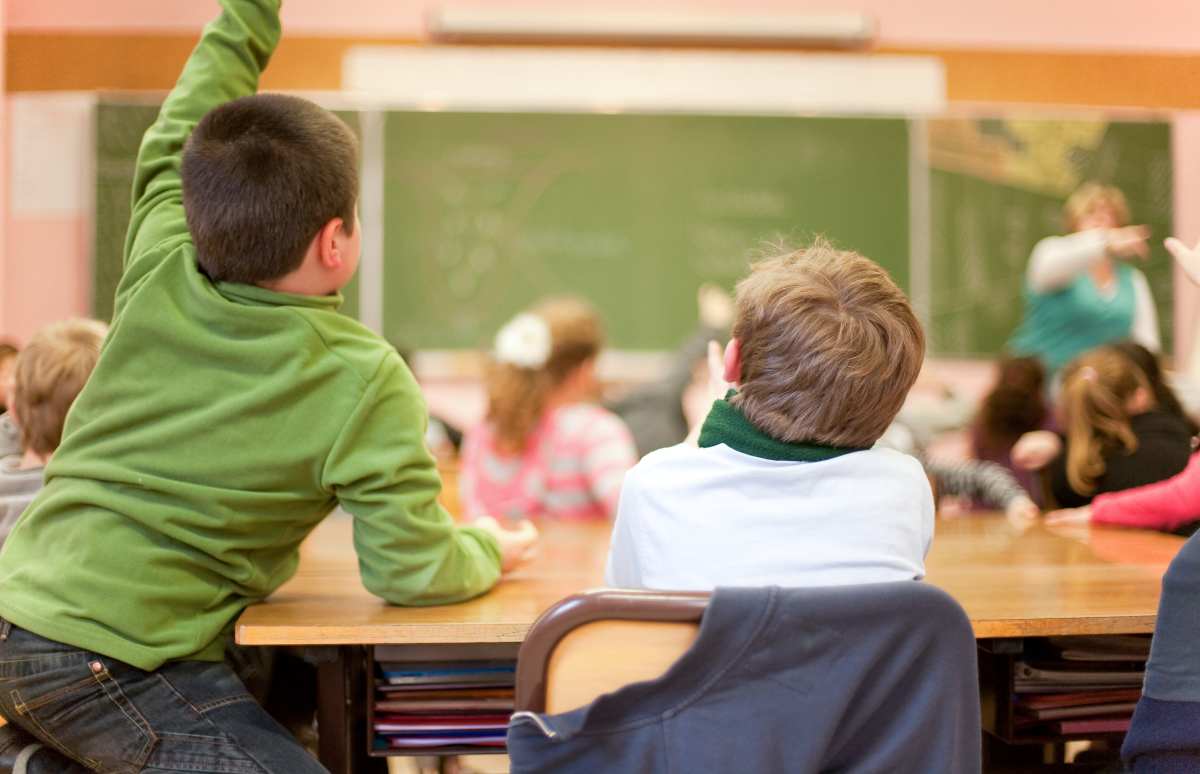 Matrícula, libros, uniformes… la vuelta al cole es un gasto “extra”, si no sabes si necesitas esta póliza o puedes ahorrártela, presta atención.