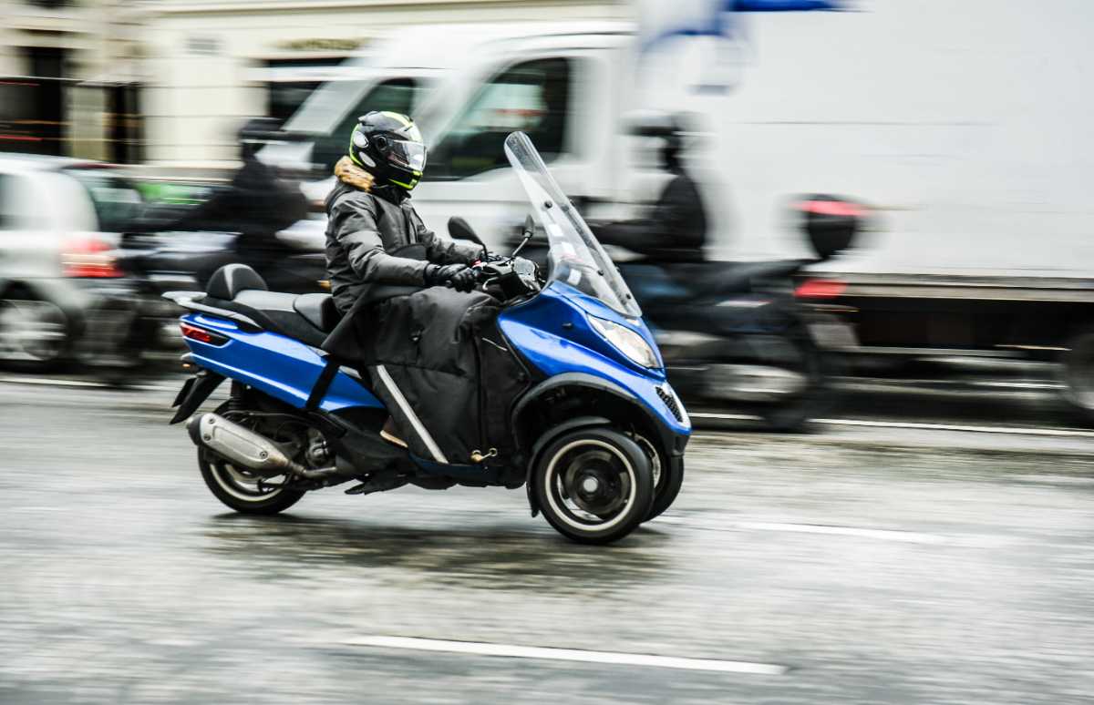 Cada vez son más visibles por las grandes ciudades las motos de tres ruedas que circulan por la carretera como cualquier otro vehículo.