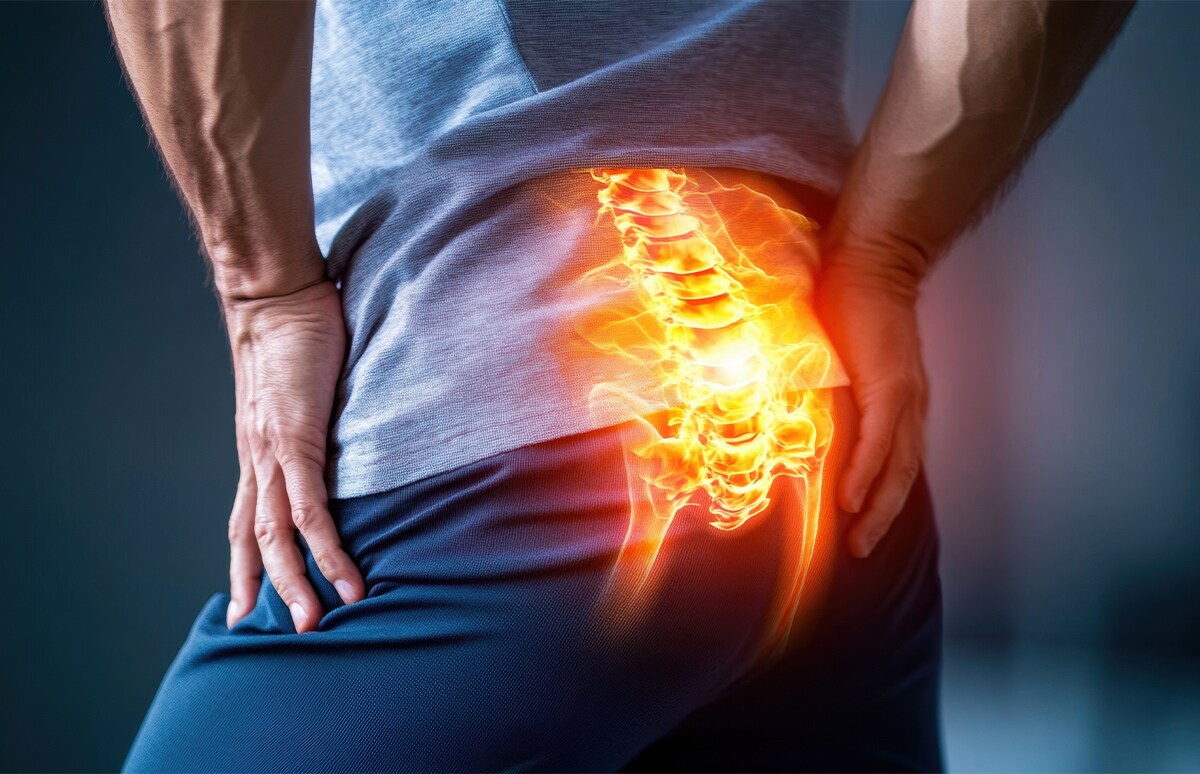 Hombre quejándose de dolor en la cadera