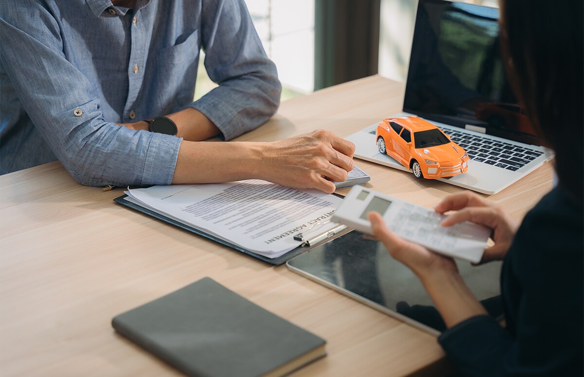 Pareja realizando cálculos sobre un seguro de coche