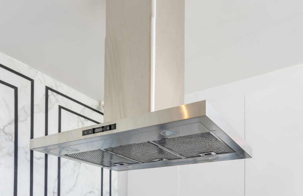 La campana extractora es ese electrodoméstico que generalmente viene “de serie” con nuestras cocinas. Parece que nunca se estropea, o quizá menos que otros. Pero si esto pasara ¿la cubriría nuestro seguro de hogar?