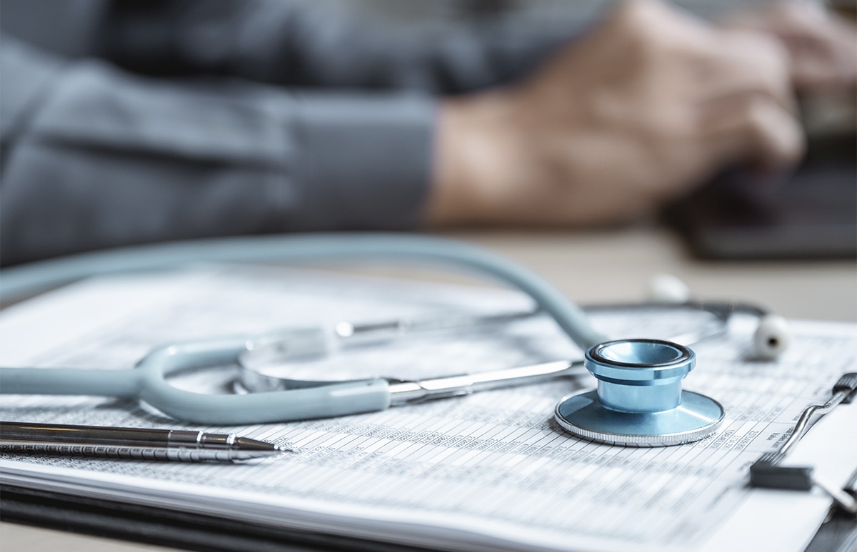 Estetoscópio sobre una tablilla con informes médicos