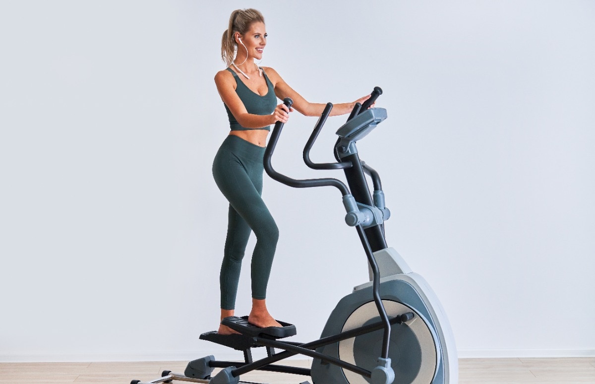 La bicicleta elíptica es una alternativa para ejercitarte en casa si no te gusta correr en una cinta, por ejemplo. Conoce sus beneficios para tu salud.