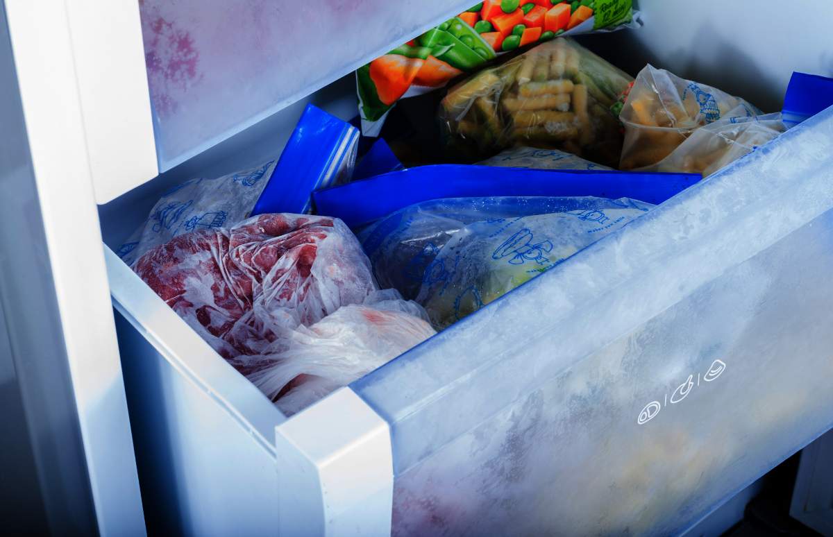 Tener un congelador en casa te permite conservar una mayor cantidad de alimentos y organizar mejor tu compra.