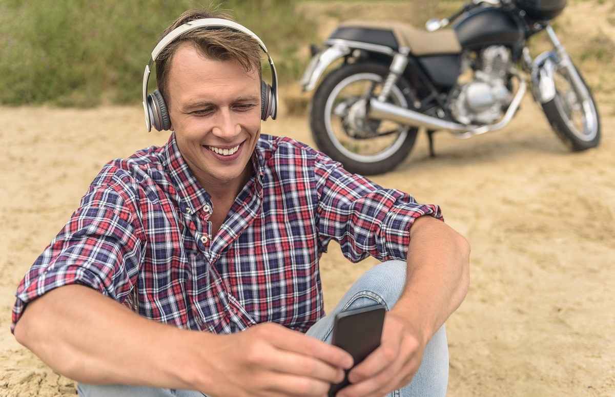 La moto y la sensación de libertad van de la mano. Si además podemos escuchar música mientras conducimos, ya sería lo más. ¿Sabes si puede hacerse?