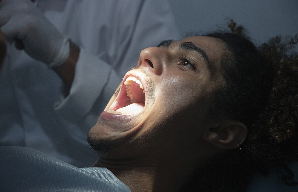 Hombre en el dentista con la boca abierta
