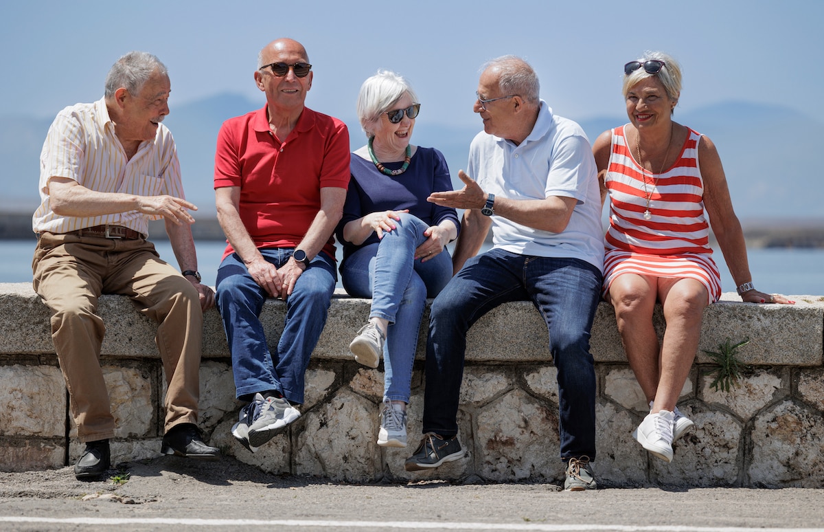 Grupo de personas mayores compartiendo tiempo al aire libre, una imagen asociada a la planificación del bienestar y la protección familiar mediante seguros de decesos