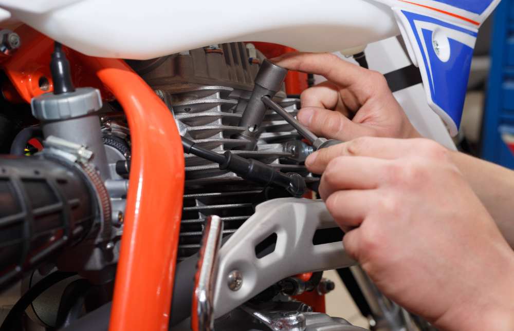 ¿Tienes moto? ¿Te gusta encargarte de su mantenimiento? Hoy te contamos cuándo cambiarle las bujías.