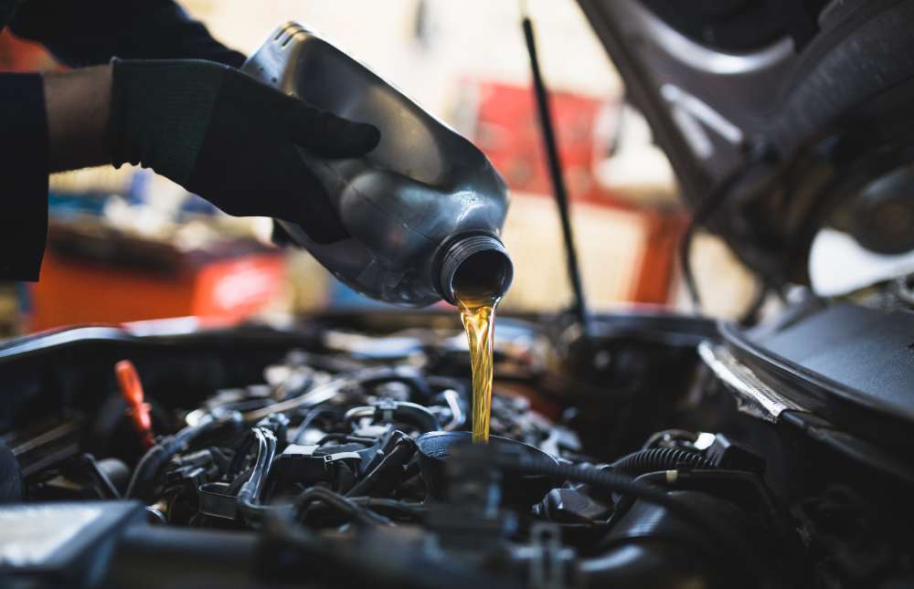 ¿Alguna vez te has planteado poner aceite de coche en tu moto? ¿Servirá? ¿Funcionará bien nuestra moto después? Te lo contamos.
