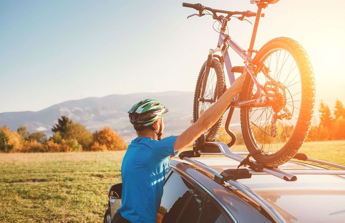 ¿Hay una forma determinada de llevar la bici en el coche? ¿Pueden multarte si no la transportas correctamente? Descúbrelo.