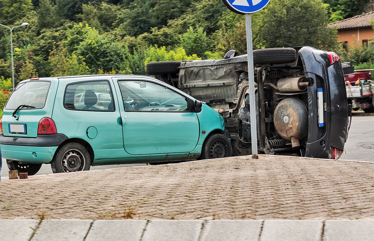 Vehículos accidentados en la entrada de una rotonda