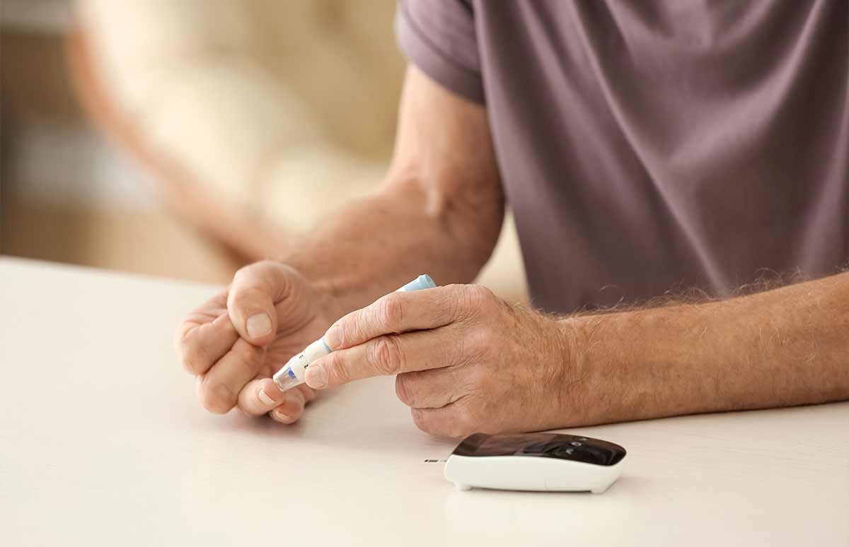 Medición de los niveles de glucosa en sangre mediante un glucómetro portátil como parte del control de la diabetes
