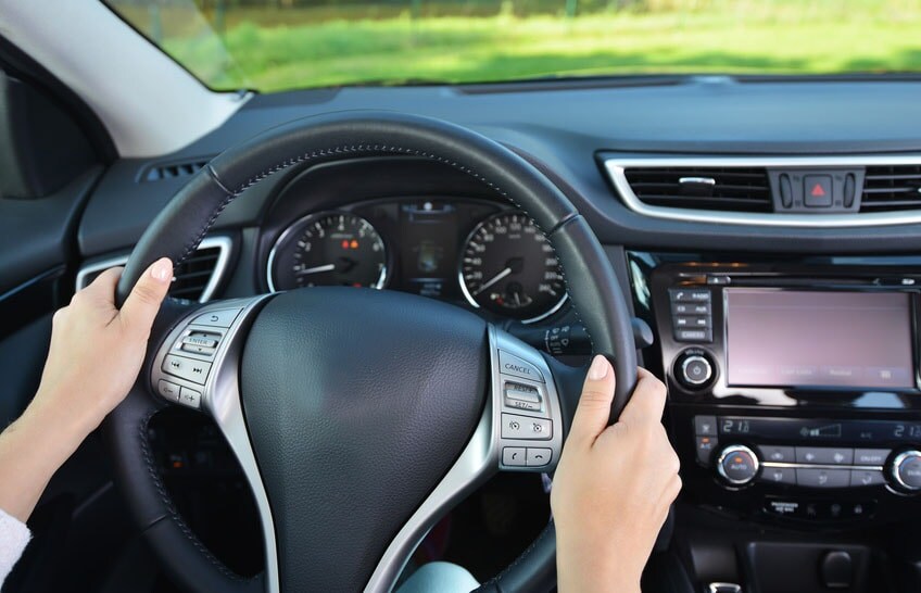 Por qué vibra el volante del coche