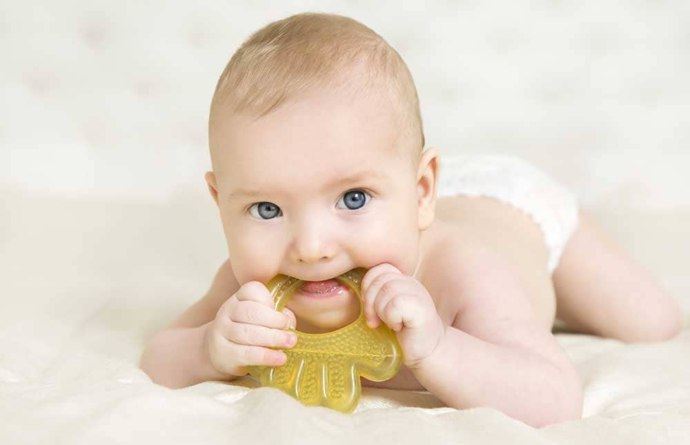 Cómo ayudo a mi bebé cuando le salen los dientes