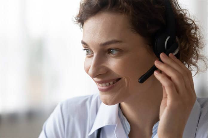 Teleoperadora de Seguros cogiendo llamada