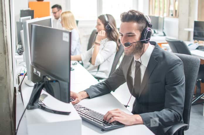 tele operadora de seguros cogiendo llamda
