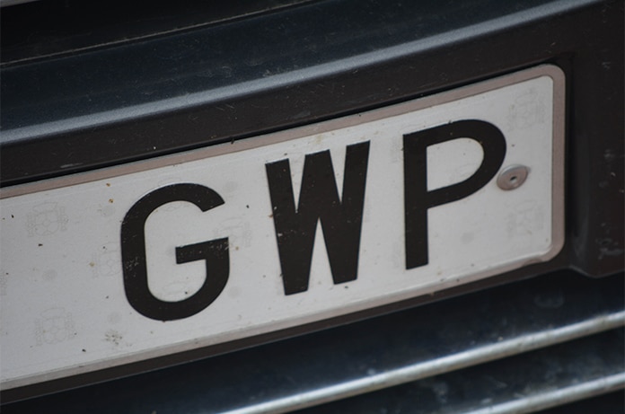 Placa de matrícula con las letras “GWP” en primer plano
