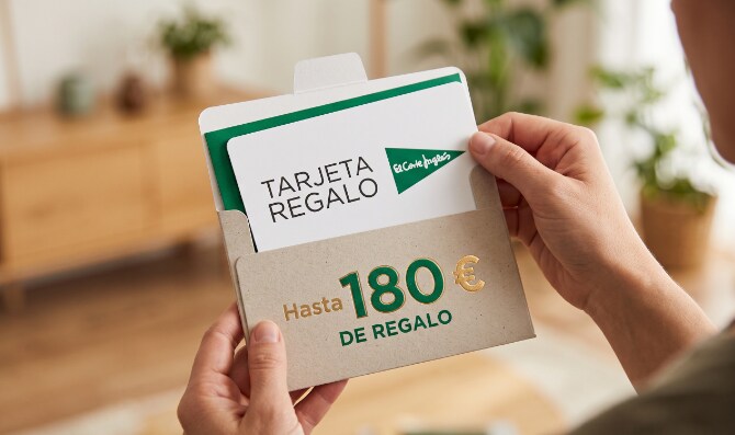 Tarjeta regalo de 180 euros en el Corte Inglés sostenida por unas manos
