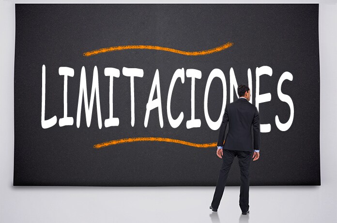 Palabra “LIMITACIONES” escrita en gran tamaño sobre un fondo oscuro tipo pizarra, con trazos decorativos en color naranja que enmarcan el texto